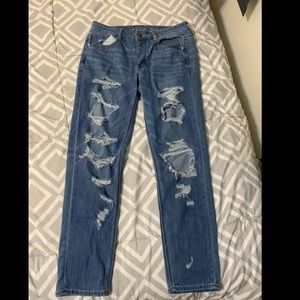 AMERICAN EAGLE RIPPED JEANS SIZE 4